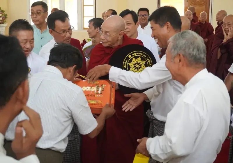ကျေးဇူးတော်ရှင် ပါမောက္ခချုပ်ဆရာတော်ကြီး​မှမန္တလေး ပြင်ဉီးလွင် ရှိ စာသင်တိုက်များတွင် ဝါဆိုတော်မူကြသည့် သံဃာတော် အပေါင်းတို့အား ဝါဆိုသင်္ကန်းများ နေ့ဆွမ်း နှင့် တိုင်းရင်းဆေးဝါးများ လှူဒါန်း
