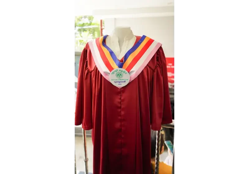 ဒီပလိုမာလက်မှတ် နှင့် B.A ဘွဲ့ အပ်နှင်းခြင်း အစီအစဉ် အတိုင်း ယနေ့ ၁၀/၁/၂၆ မှစ၍ ဒီပလိုမာ အတွက် စလွယ်နှင့် သုတဓမ္မဂဝေသီ အတွက် ဘွဲ့ ဝတ်စုံ ရန်ကုန်မြို့ အနုဂ္ဂဟရုံး၌ လာရောက်ထုတ်ယူနေကြသည့် မြင်ကွင်းများ